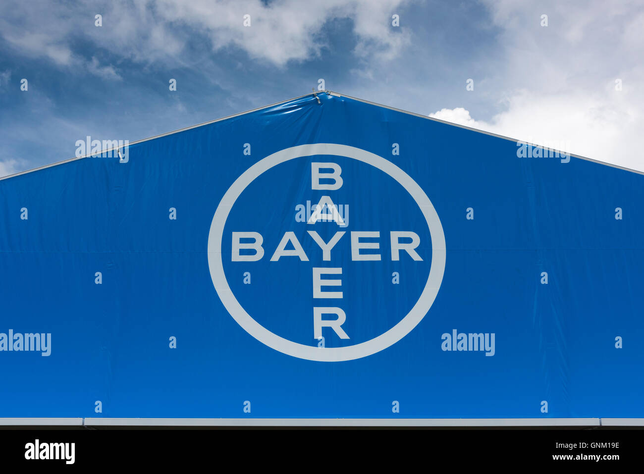 Bayer-Chemie-Unternehmen-Logo auf einem Display-Festzelt an der Getreide 206 Landwirtschaftsmesse in Cambridgeshire Stockfoto