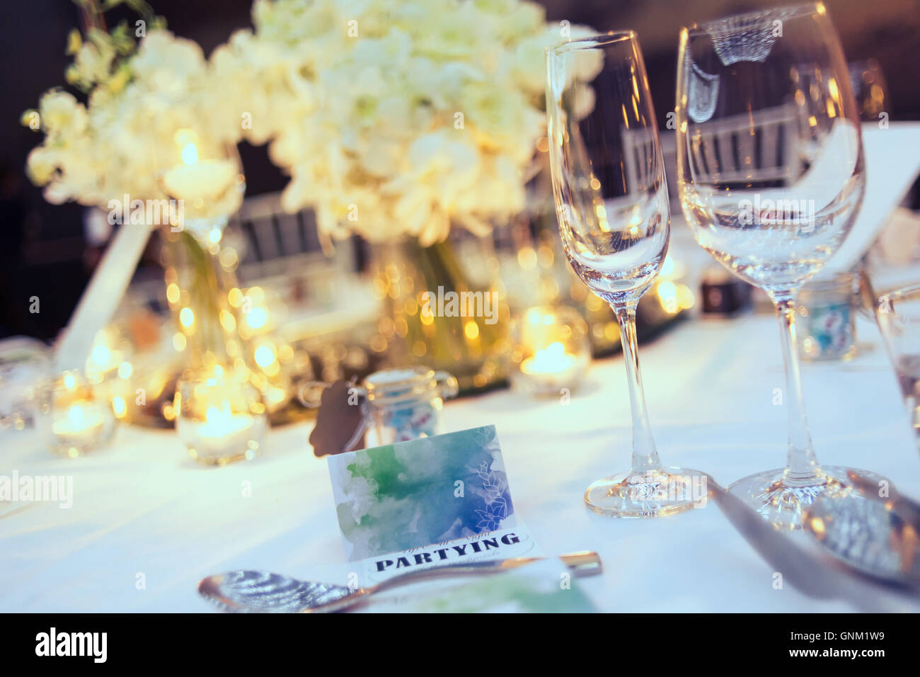 Romantisches Abendessen Einrichtung, Dekoration mit Kerzenlicht. Selektiven Fokus. Stockfoto