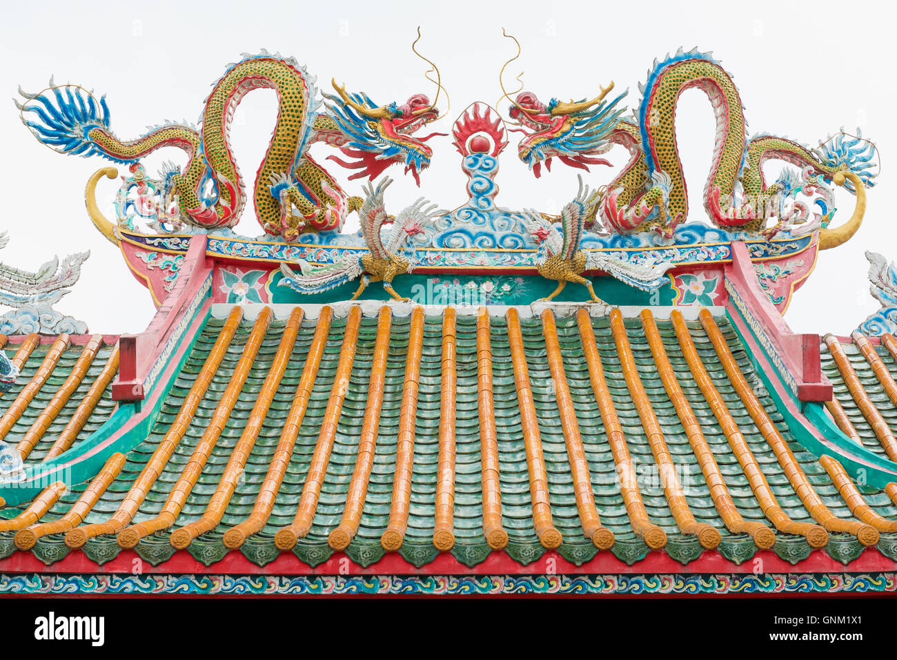 Chinesische Drachen und Fasan auf dem Dach des Heiligtums. Isoliert. Stockfoto