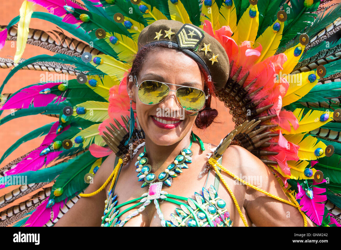 Ein Festival Performer im traditionellen Kostüm paradieren am Karneval von Notting Hill im Westen Londons Stockfoto