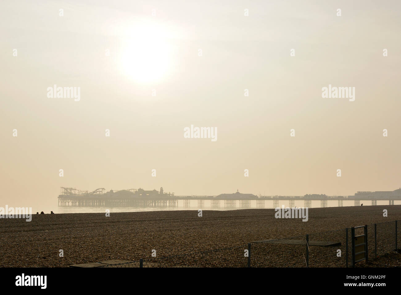 Strand, Meer und Pier in Brighton, East Sussex, England im Meer Nebel, am späten Nachmittag. Stockfoto