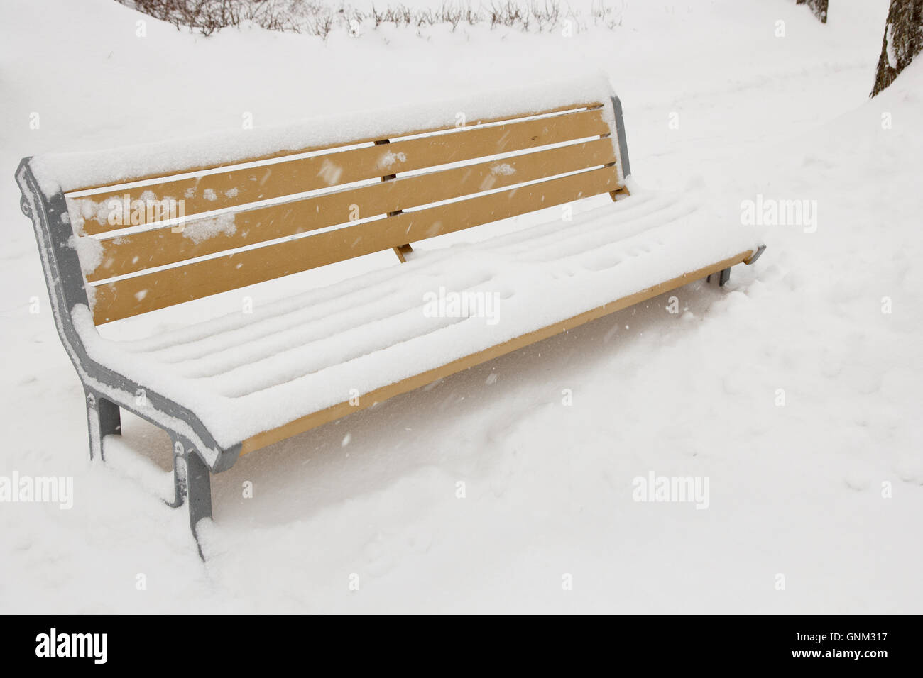 Bank mit Schnee bedeckt Stockfoto