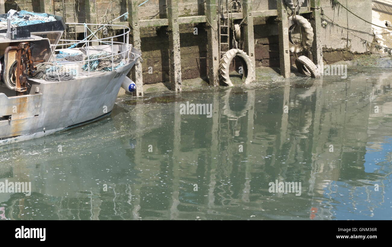 Rostige alte Boot vor Anker im Hafen Stockfoto