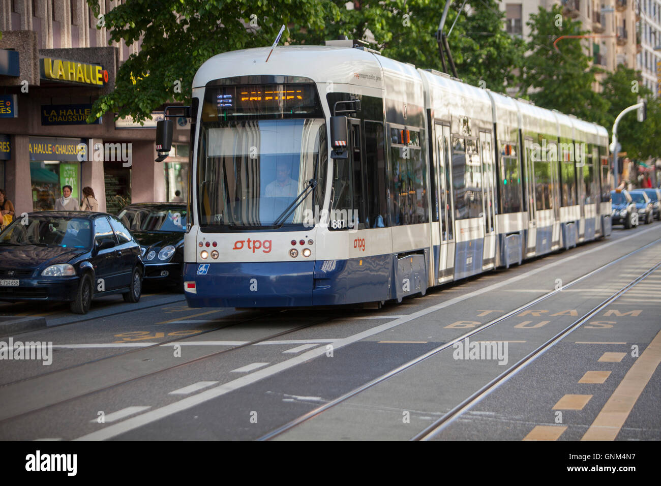 Städtische Straßenbahn in der Stadt Genf in der Schweiz Stockfoto