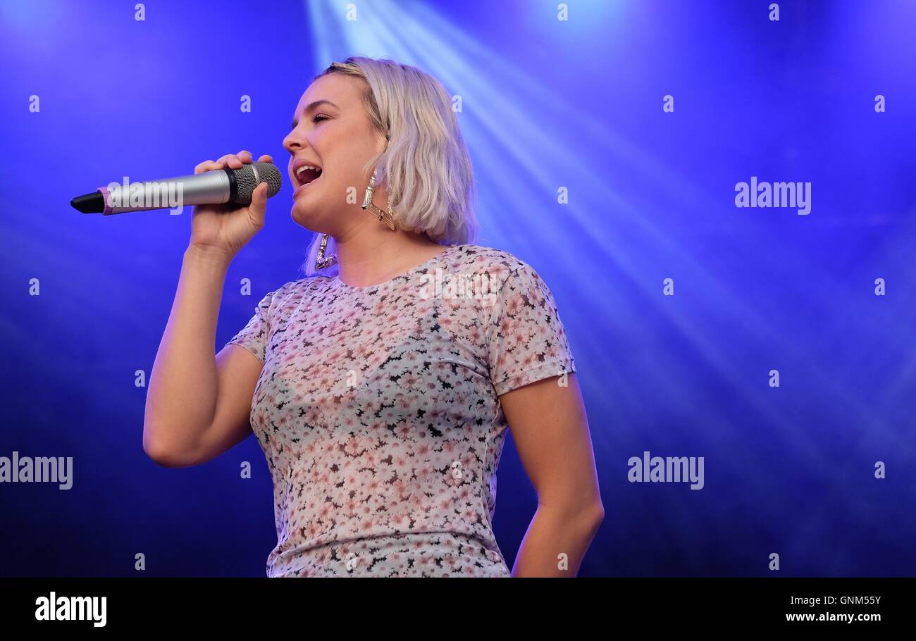 Anne Marie Singer Stockfotos und -bilder Kaufen - Alamy