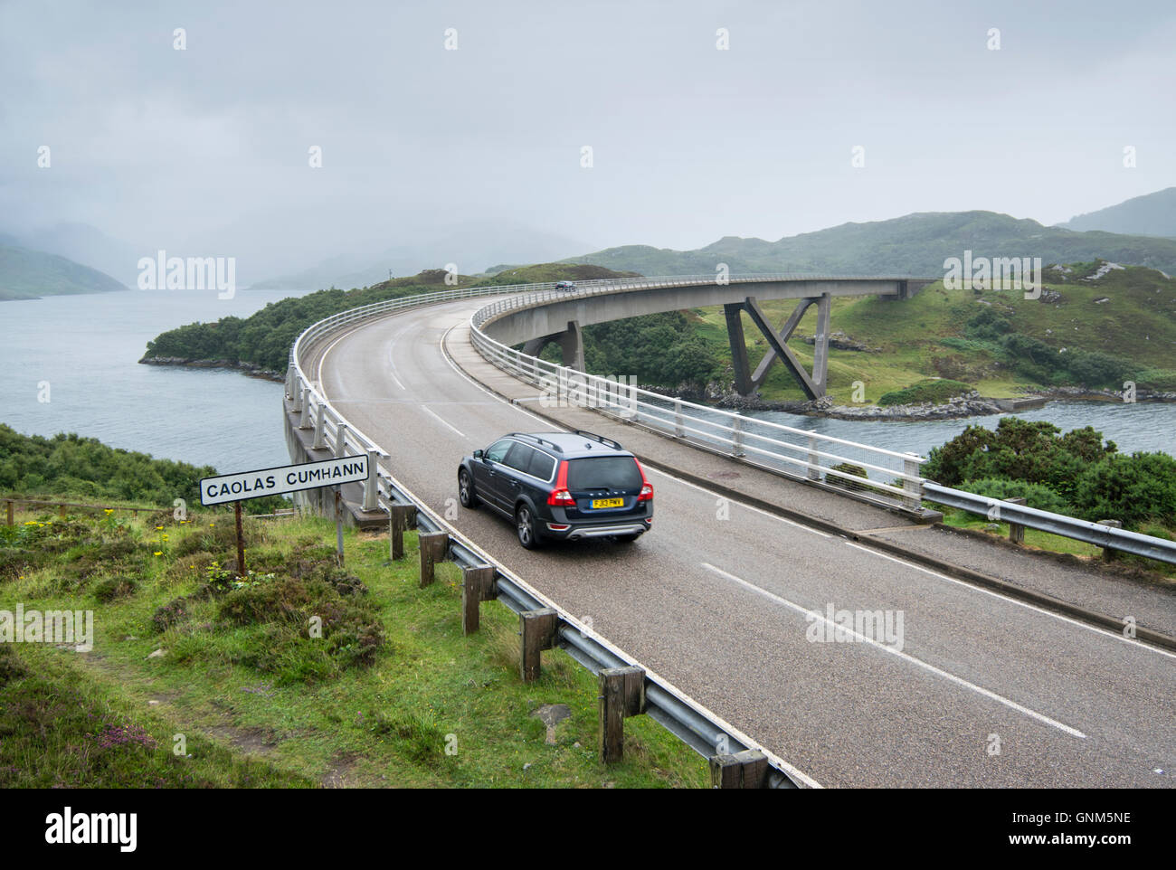 Auto fahren auf Kylesku-Brücke über den See ein Chairn Bhain in Sutherland, Schottland, Teil der North Coast 500 Panoramafahrt Stockfoto