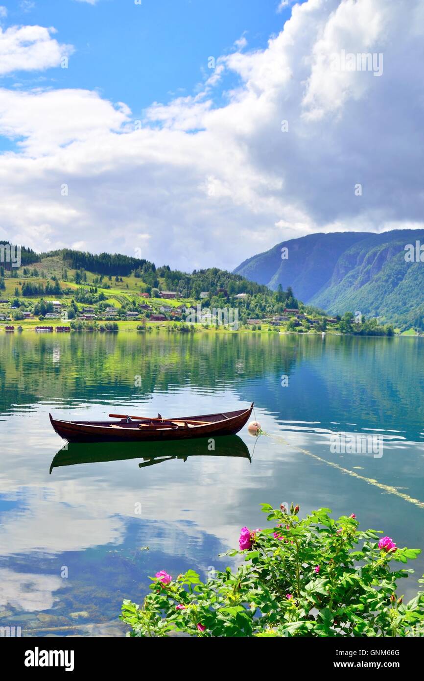 Schöne Landschaft eines Bootes in Ulvik, Norwegen. Stockfoto