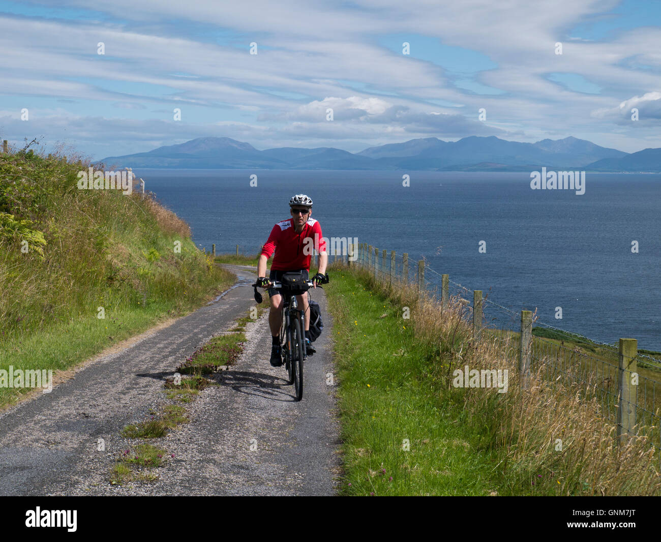 Radsport auf Mull of Kintyre mit Arran auf der Distanz Stockfoto