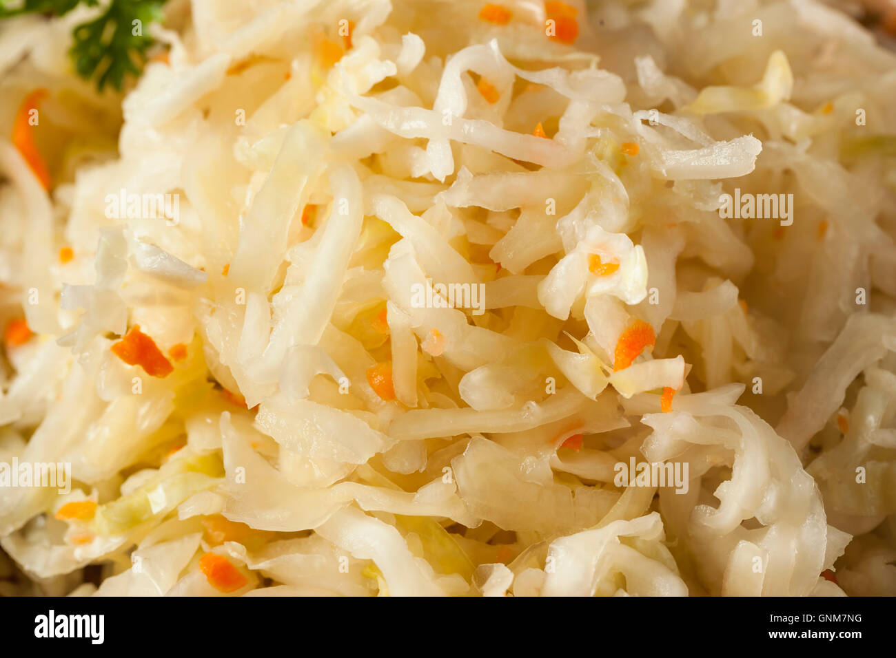 Rohe Bio eingelegte Sauerkraut mit Karotten zu Essen bereit
