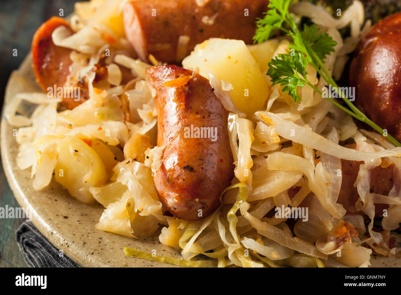 Hausgemachte deutsche Wurst und Sauerkraut mit einer Brezel ...