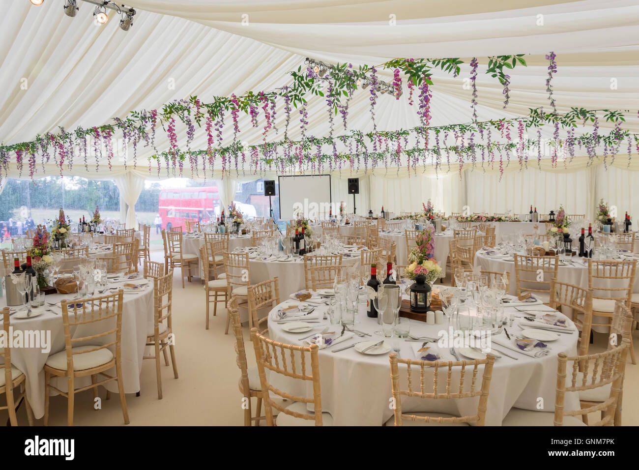 Hochzeit Festzelt bereit für Hochzeit Gäste, Preston Bissett, Buckinghamshire, England, Vereinigtes Königreich Stockfoto