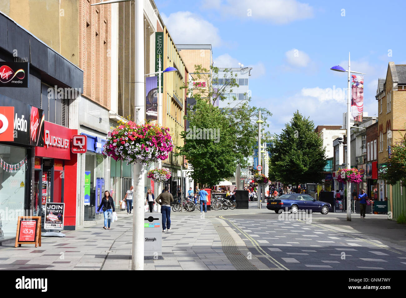 Slough High Street, Slough, Berkshire, England, Vereinigtes Königreich Stockfoto