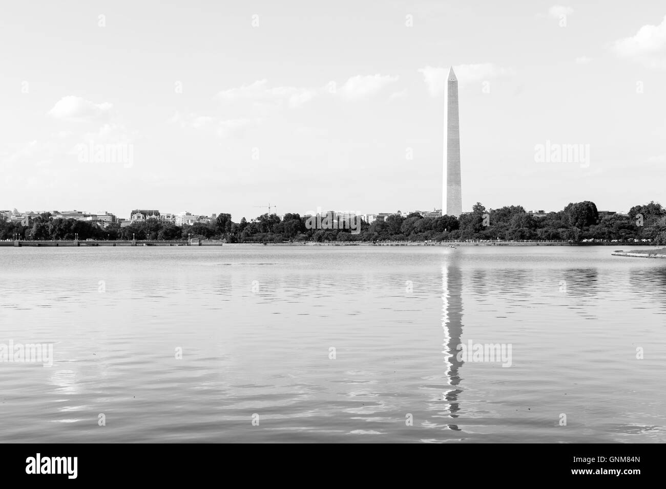 Landschaft des Washington Monuments aus über den Potomac River mit Spiegelbild im Wasser Stockfoto