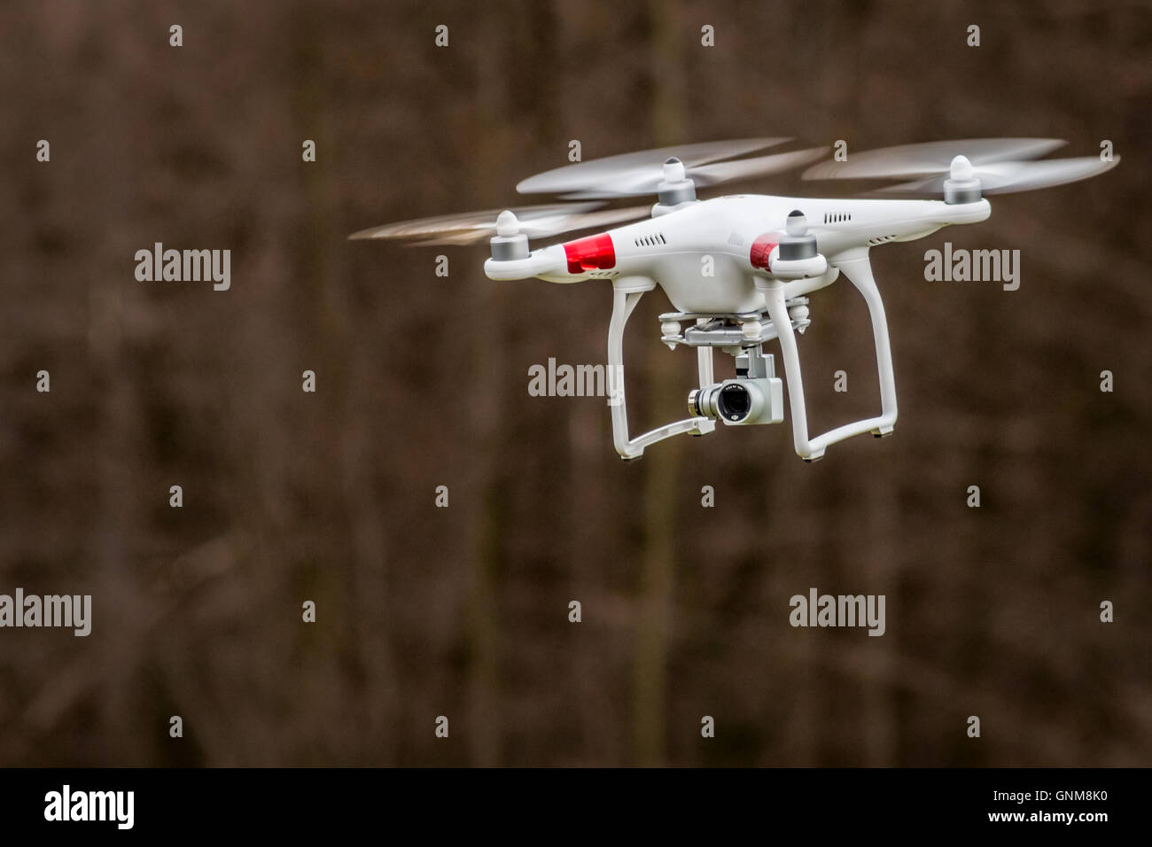 weiße Drohne fliegen in der Luft Stockfoto