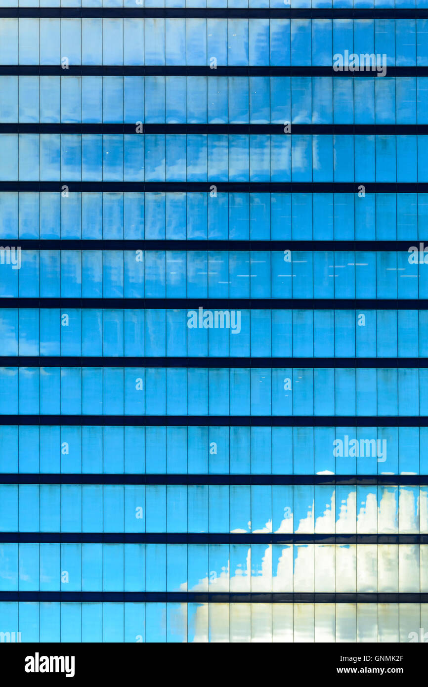 Blauer Himmel und Wolke reflektiert im Städtebau windows Stockfoto