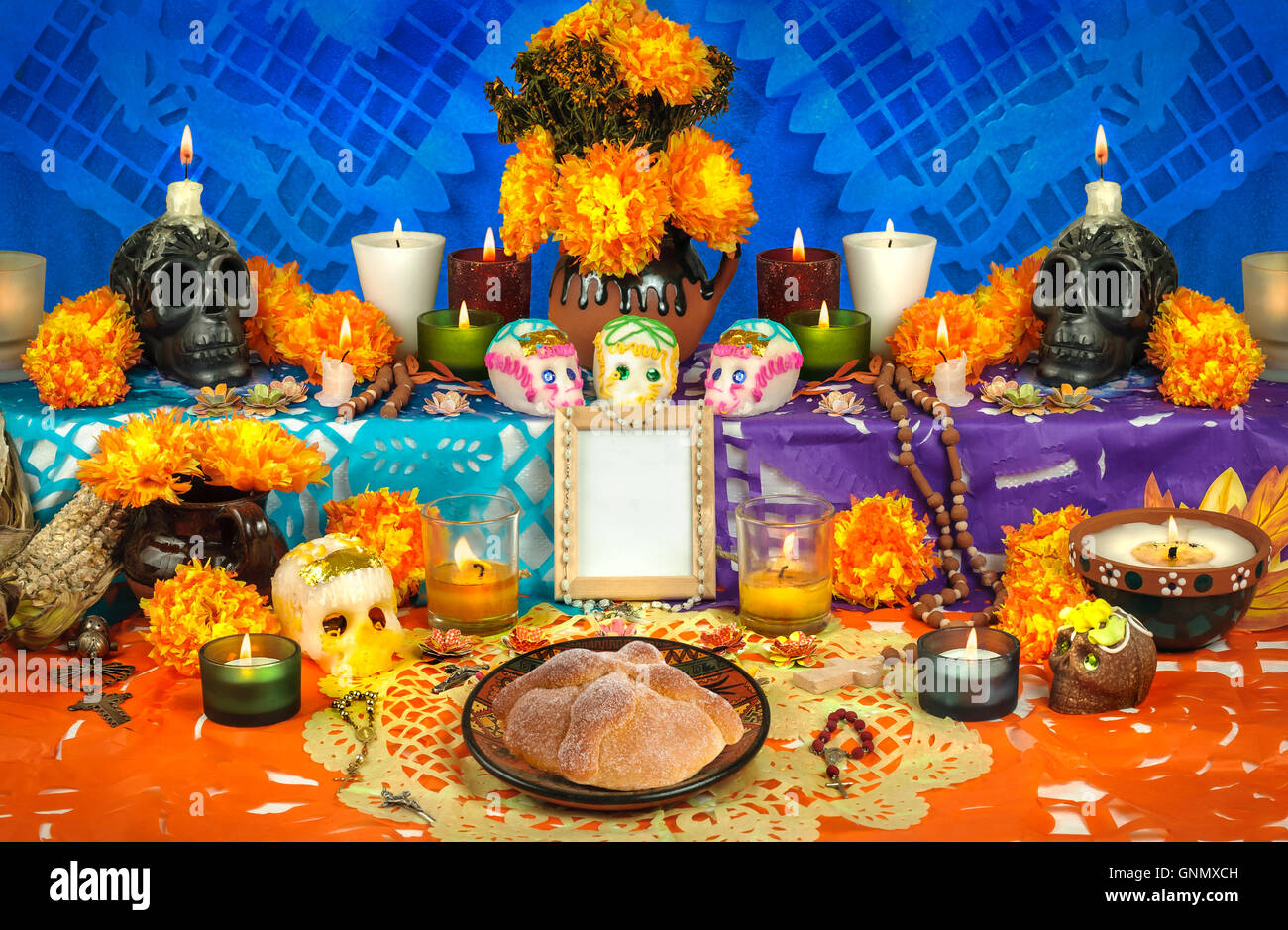Traditionellen mexikanischen Tag der Toten Altar mit Zucker Schädel und Kerzen Stockfoto