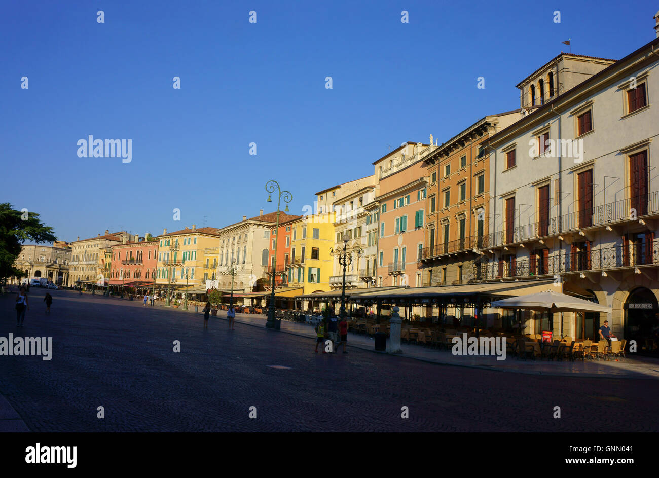 Häuser und Restaurants an der Piazza Bra, früh morgens, Verona Italien Stockfoto
