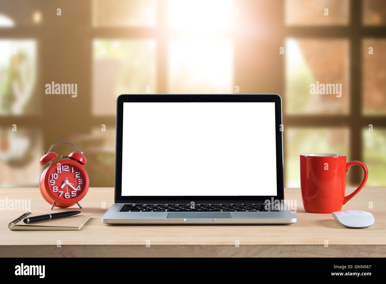 Morgen mal mit warmem Licht. Leere Laptop-Bildschirme auf Arbeitstisch mit einem Stift, Dokument, Text-Buch, Wecker, Laptop. Stockfoto