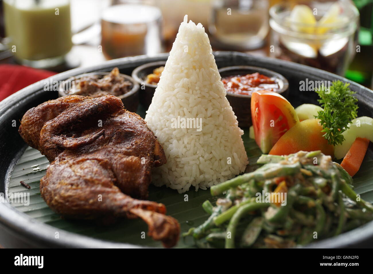 Balinesische gebratene knusprige Ente mit Sambal und Reis Stockfoto