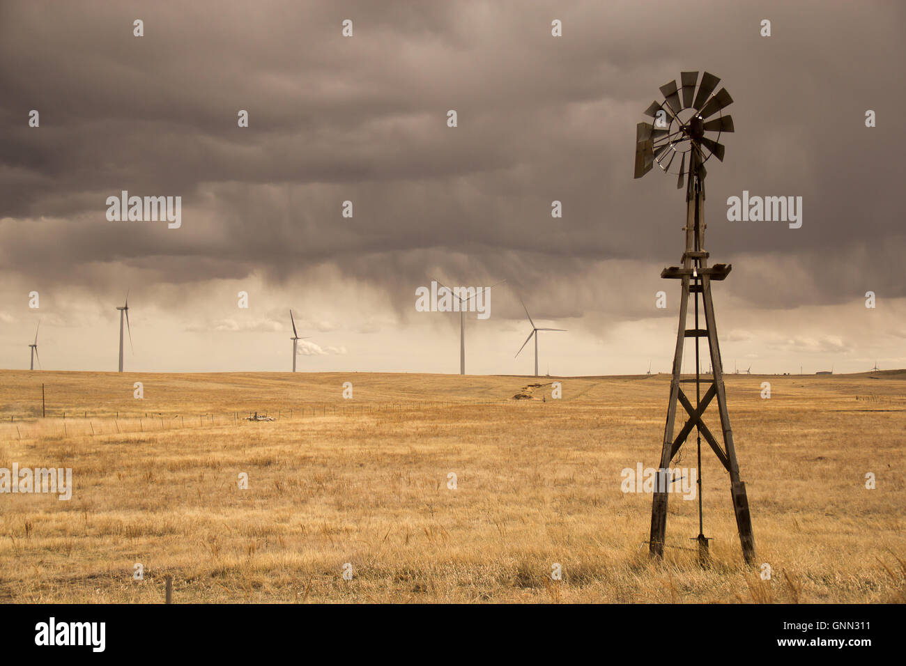 alte und neue Windmühlen während eines Sturms Stockfoto