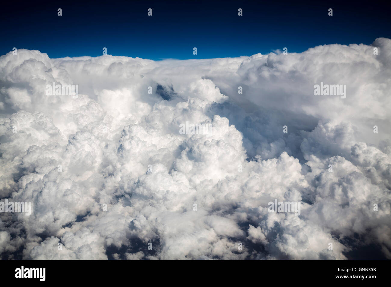 Flugzeug. Weiße Wolken durch das Fenster beim fliegen über den Wolken Stockfoto