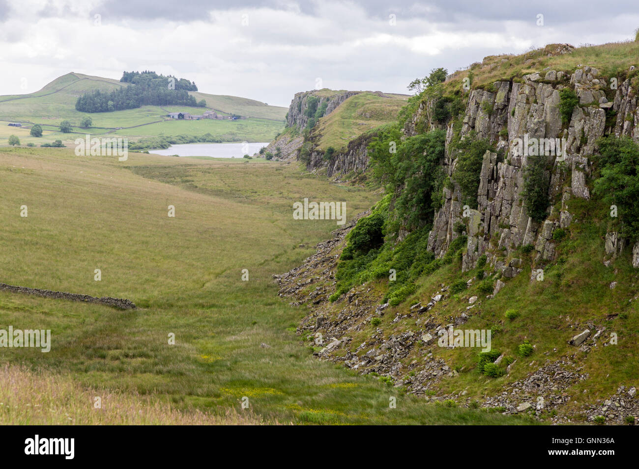 Northumberland, England, Vereinigtes Königreich.  Schälen Sie Klippen aus Stahl Rigg, Hadrianswall Fußweg. Stockfoto