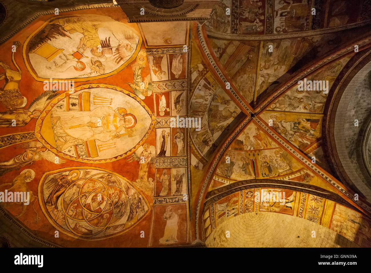 Fresken im Gewölbe der Kirche malen. Eglise Saint Sauver de Saint Macaire. Gironde Frankreich Europa Stockfoto