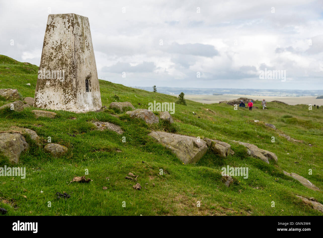 Northumberland, England, Vereinigtes Königreich.  Trig Punkt auf Sewingshields Klippen am Hadrianswall Fußweg, um 1936 errichtet. Stockfoto