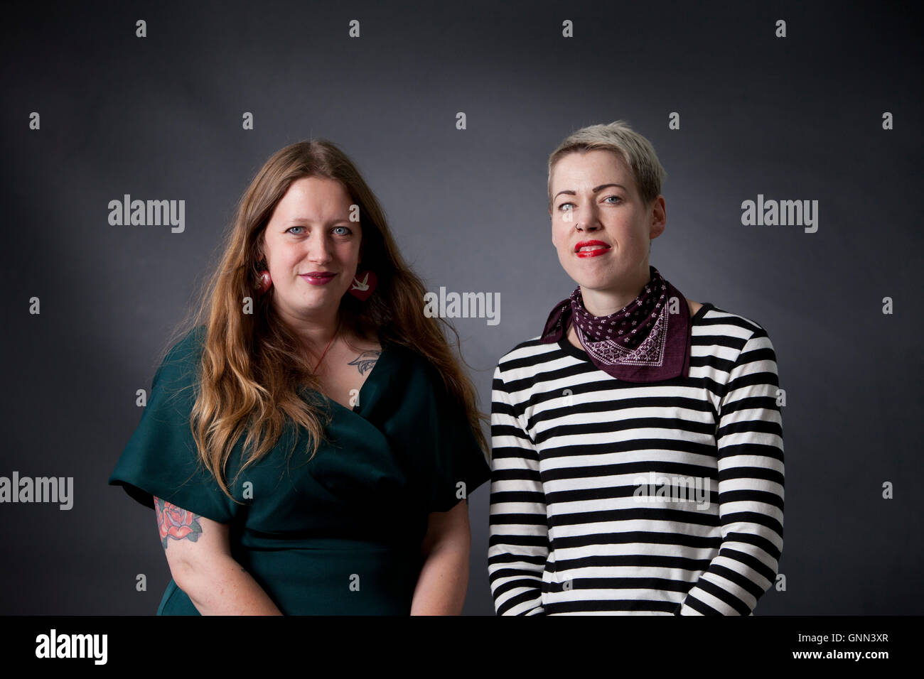 Claire Askew (links) und Helen Mort, auf dem Edinburgh International Book Festival. Edinburgh, Schottland. 13. August 2016 Stockfoto