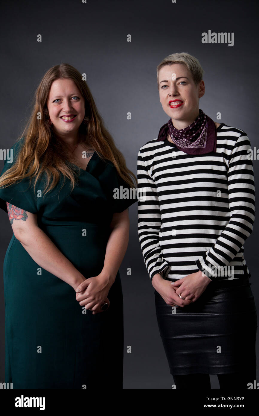 Claire Askew (links) und Helen Mort, auf dem Edinburgh International Book Festival. Edinburgh, Schottland. 13. August 2016 Stockfoto