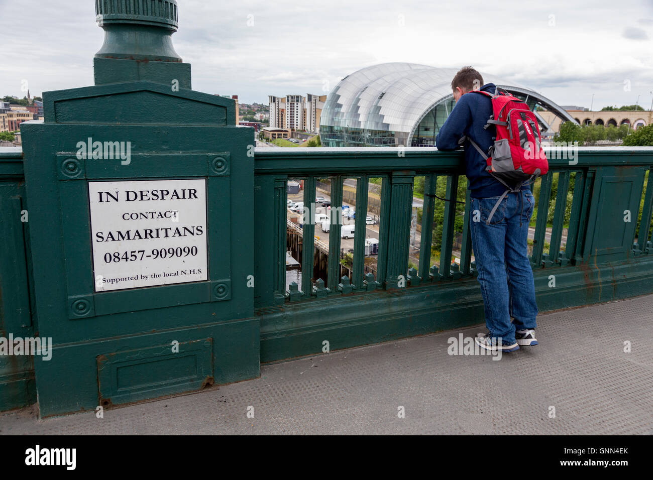 Depressiv, Selbstmord.  Tyne Bridge, Newcastle-upon-Tyne, Northumberland, England, UK.  Zeichen, die Hilfe anbieten. Stockfoto