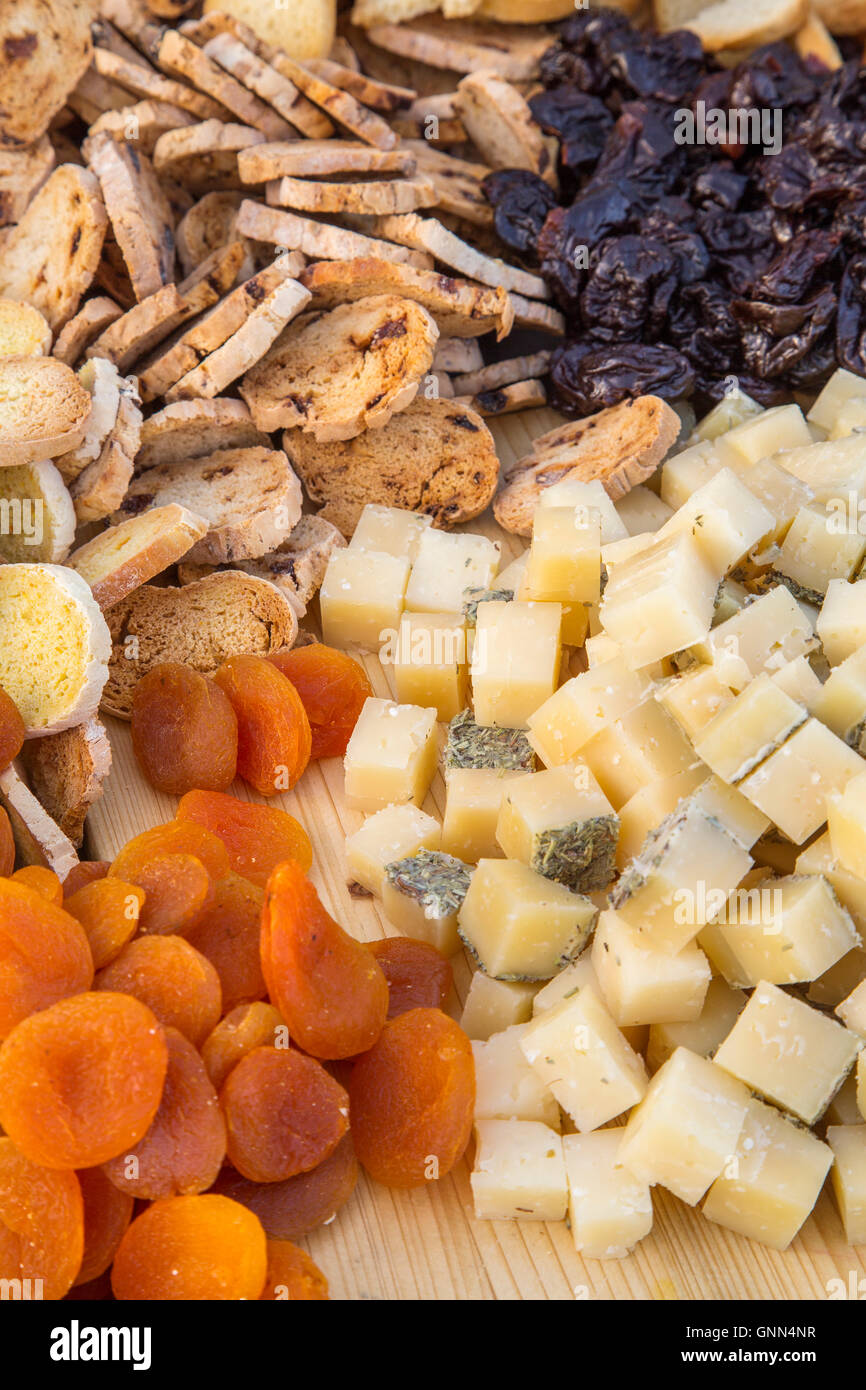 Futternapf. Käse und getrockneten Früchten Stockfoto