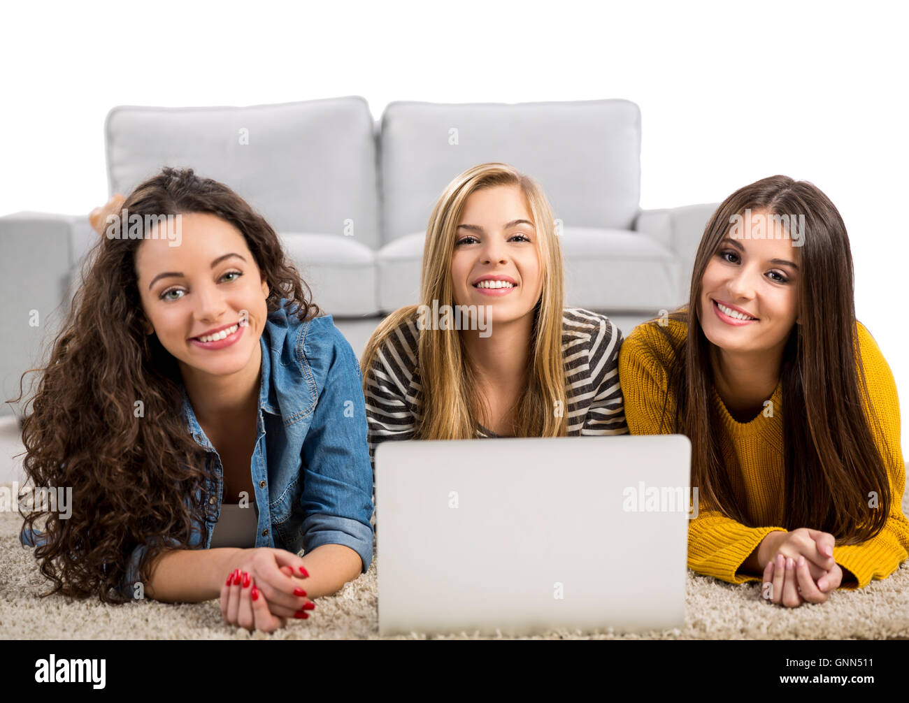 Glücklich Teenagermädchen Studium zu Hause mit einem laptop Stockfoto