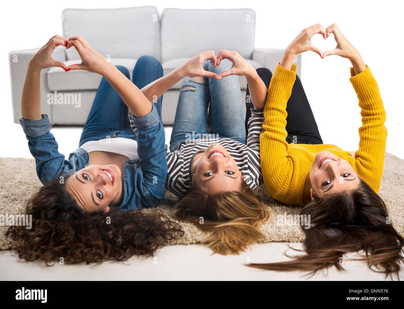 Teenie Mädchen zu Hause glücklich liegend in den Boden Stockfoto