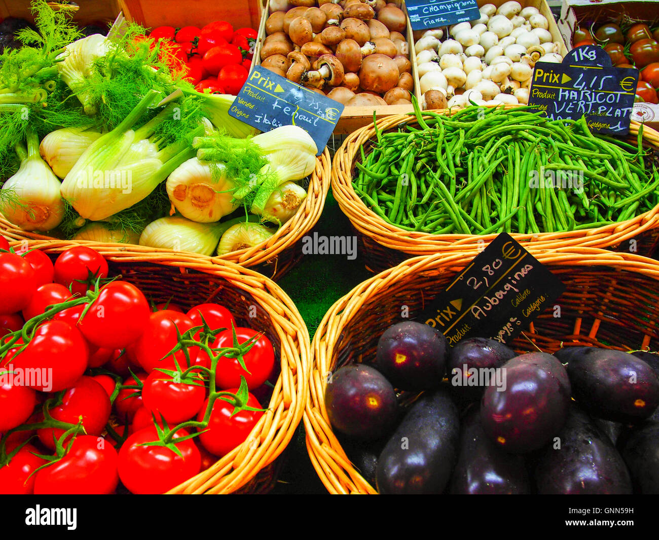 Markt, verschiedene Gemüse, Marché des Capucins, Bordeaux, Gironde. Aquitaine Frankreich Europa Stockfoto