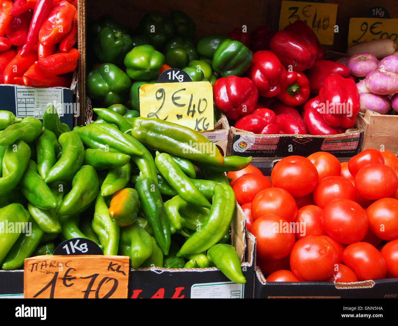Markt, verschiedene Gemüse, grünem Pfeffer, Paprika, Tomaten, Marché des Capucins, Bordeaux, Gironde. Aquitaine Frankreich Europa Stockfoto