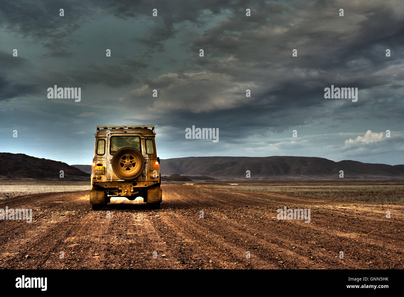 Land Rover Defender Deserted unterwegs in der Abenddämmerung Stockfoto