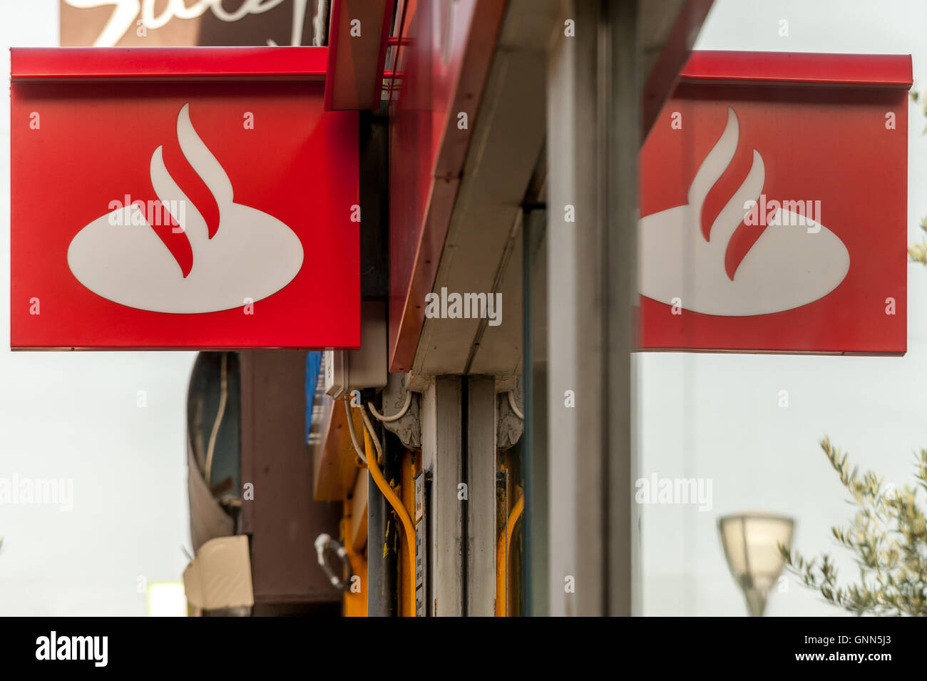 Beschilderung für die Bankengruppe Santander-Spanisch Stockfoto