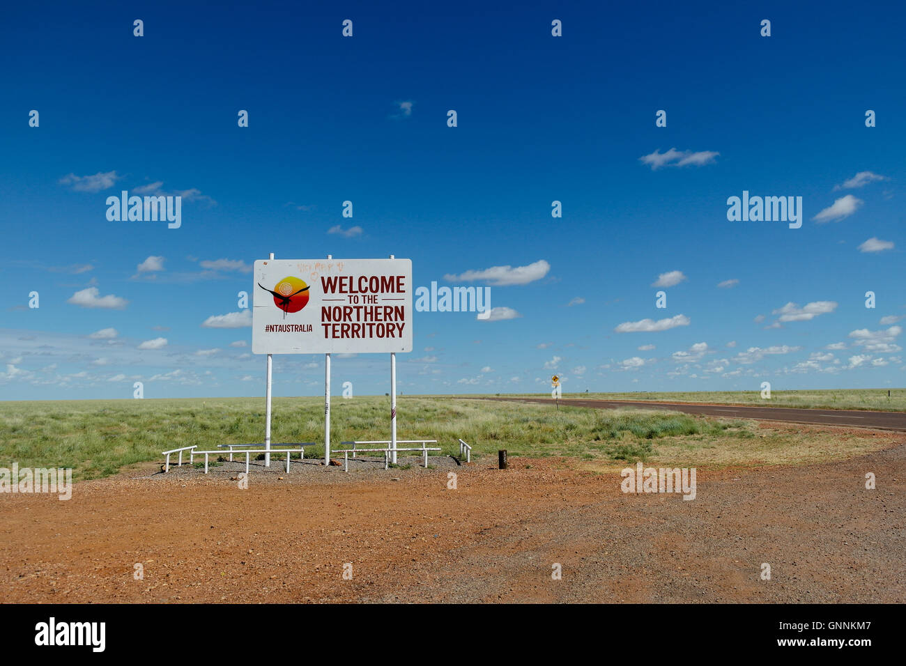 Willkommen Sie im Northern Territory Straßenschild in Zentral-Australien - Australien Stockfoto