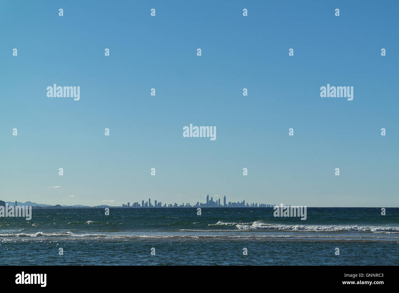 Skyline von Surfers Paradise von Kirra Punkt in Coolangatta - Queensland - Australien Stockfoto