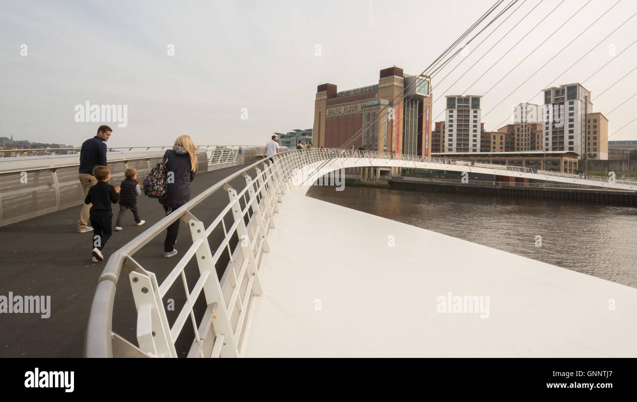 Gateshead Millennium Bridge - junge Familie zu Fuß über den Fluss Tyne in Richtung Ostsee-Zentrum für zeitgenössische Kunst Stockfoto