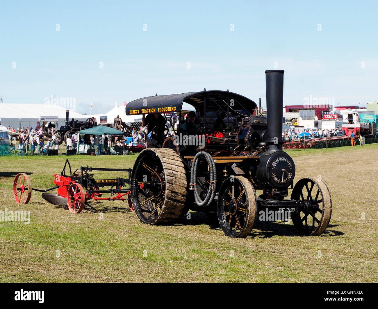 Ein wunderschön restauriertes Zugmaschine und Pflug (direkte Pflügen Set) an die Great Dorset Steam Fair 2016 angezeigt. Stockfoto