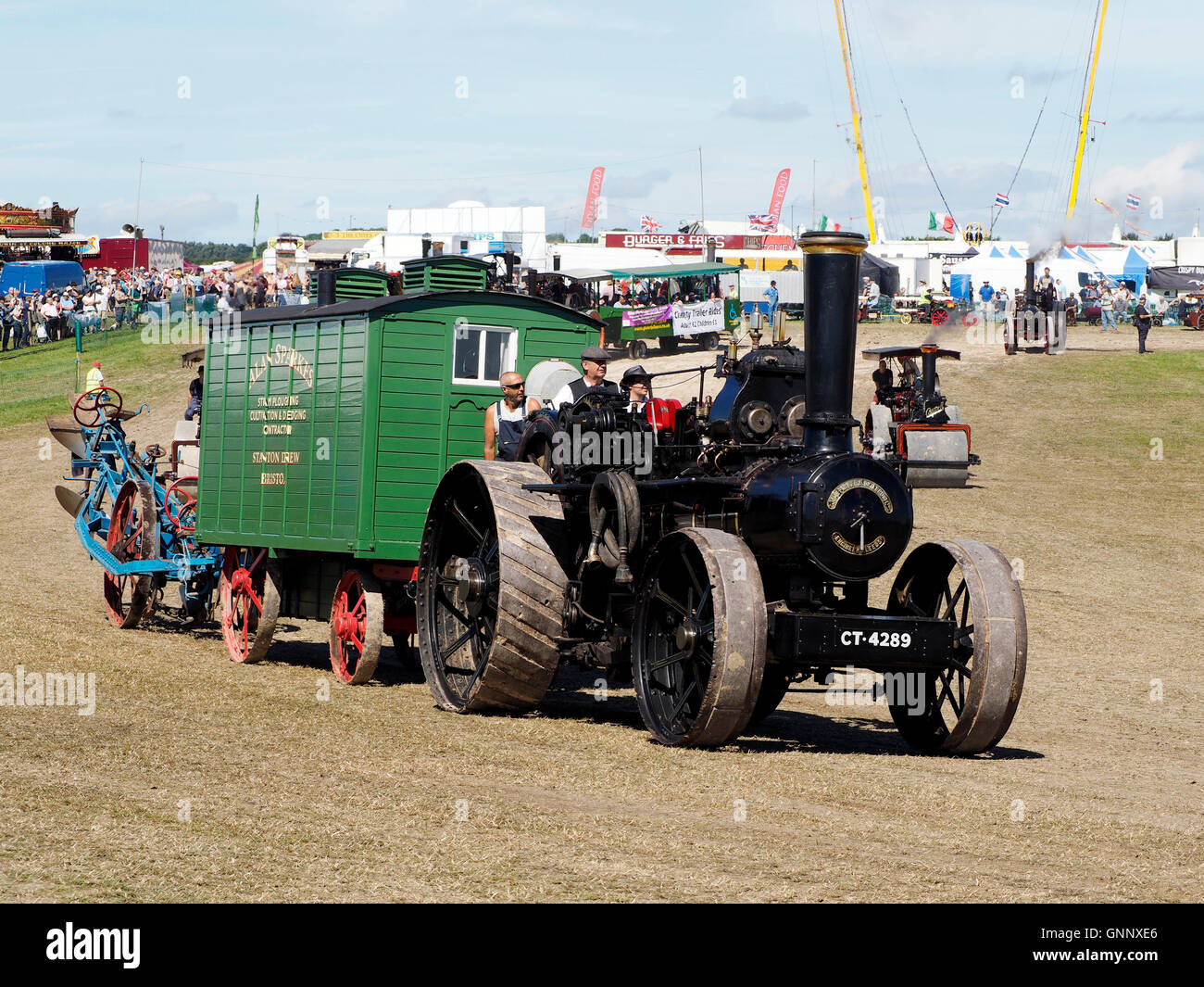 Fowler Dampf Pflügen Motor mit Pflug und lebendigen van an die Great Dorset Steam Fair 2016 Stockfoto