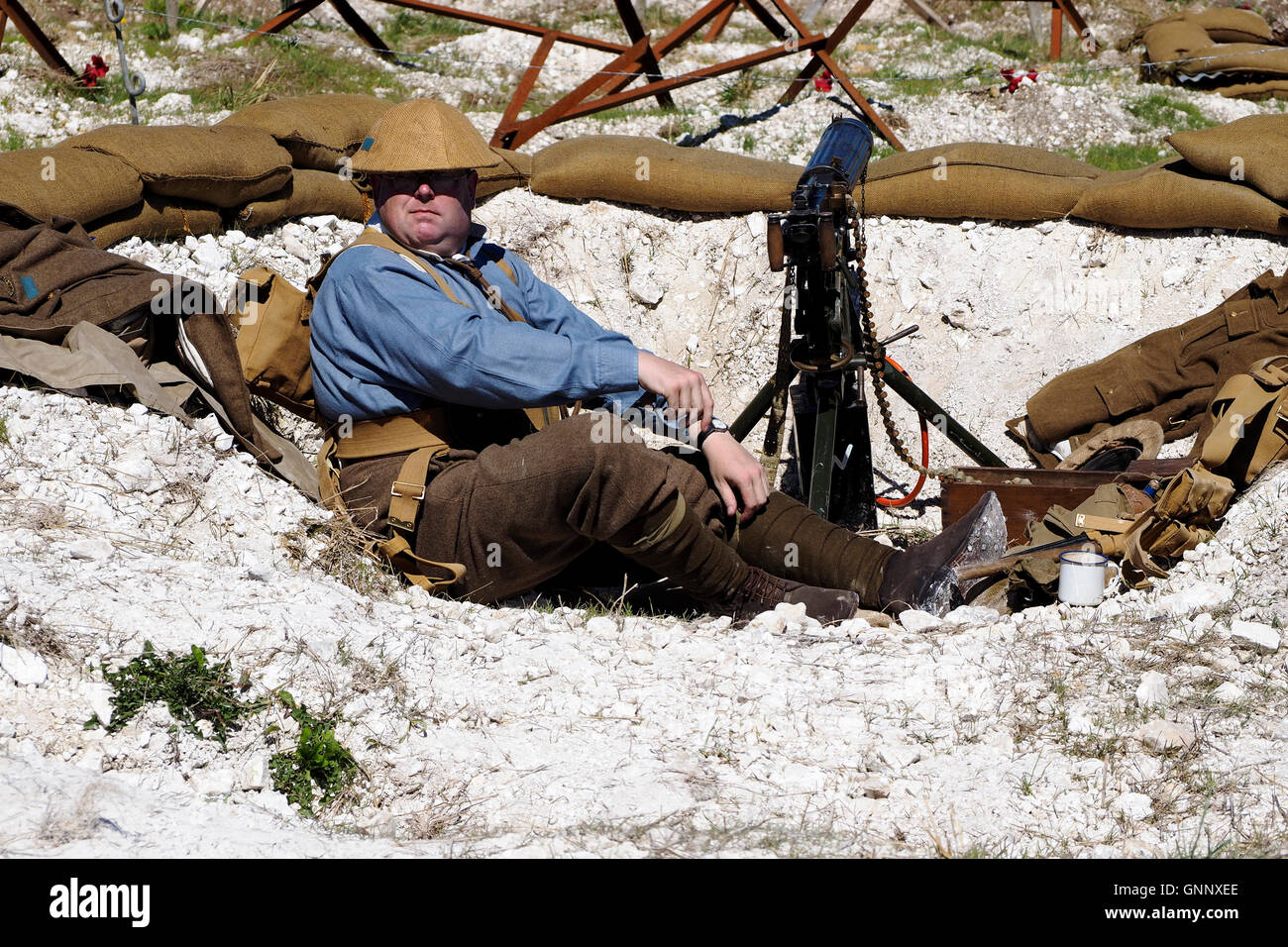 Wiederaufbau - WW1 British Army Maschinengewehrschütze ruht in einem Shell-Loch als eine defensive Position verwendet. Stockfoto