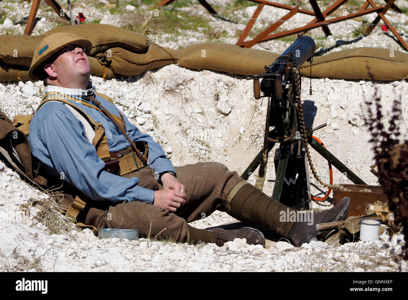 Wiederaufbau - WW1 British Army Maschinengewehrschütze ruht in einem Shell-Loch als eine defensive Position verwendet. Stockfoto
