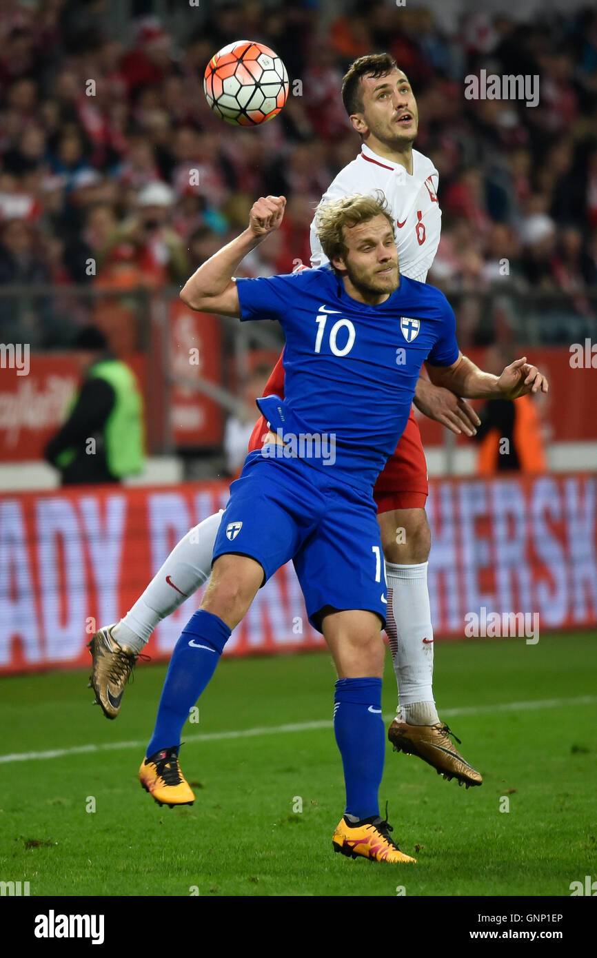 WROCLAW, Polen - 26. März 2016: Tomasz Jodlowiec (6) und Teemu Pukki (10) Fußball freundlich passen Polen Vs Finnland 5:0 Stockfoto