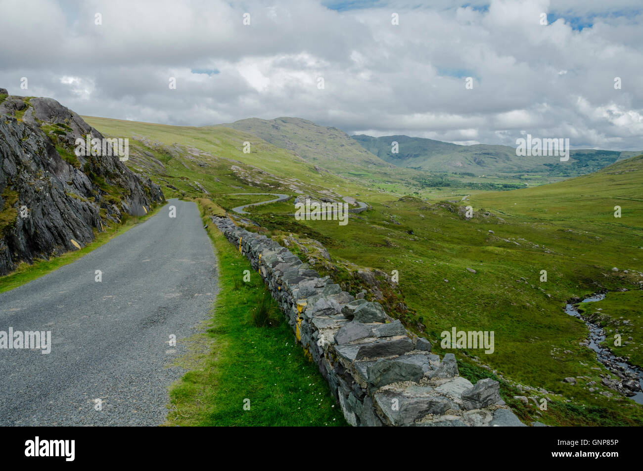 Die kurvenreiche Straße führt zu den Healy Pass zwischen Country Cork und Land Kerry, Irland, Europa Stockfoto
