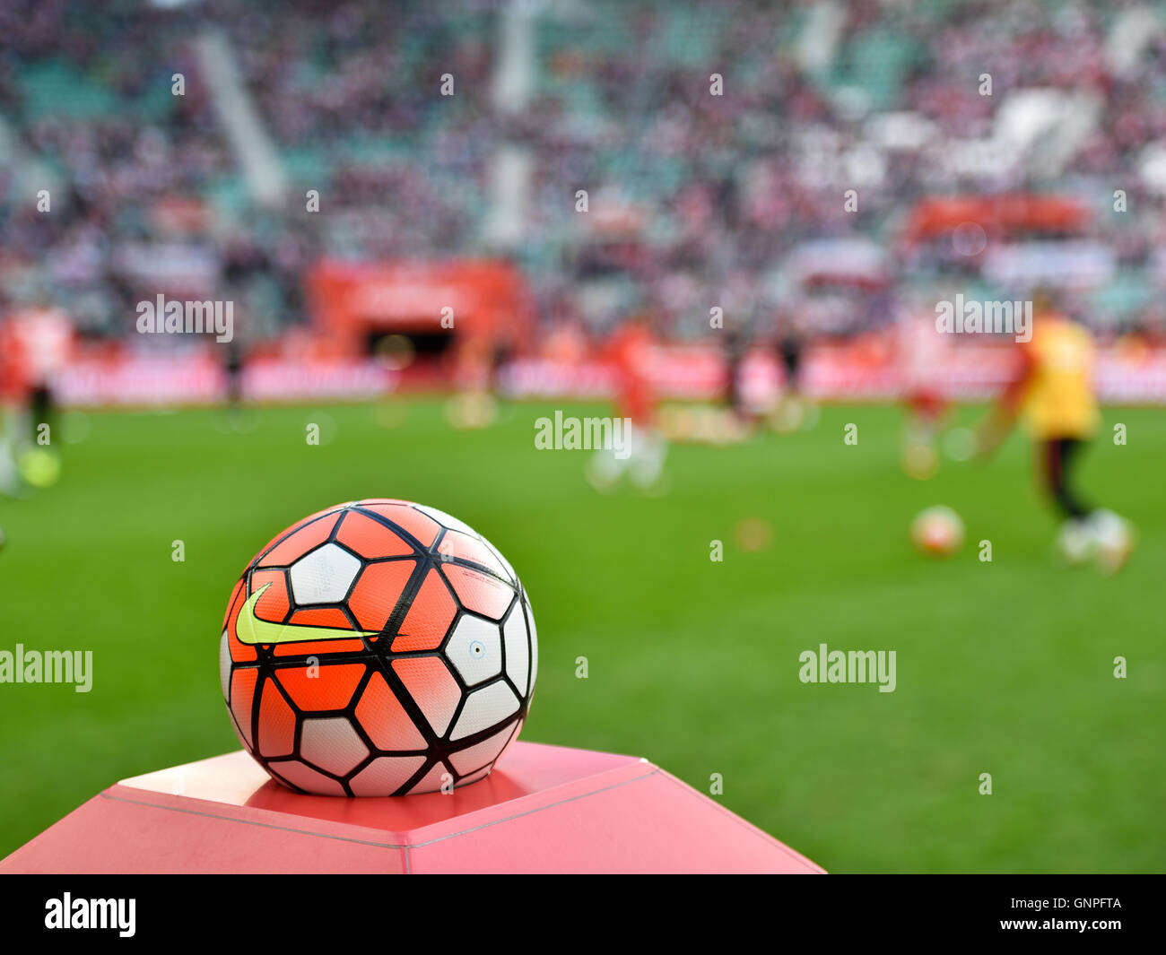 WROCLAW, Polen - 26. März 2016: Ball vor dem internationalen Fußball Freundschaftsspiel Polen Vs Finnland 5:0. Stockfoto