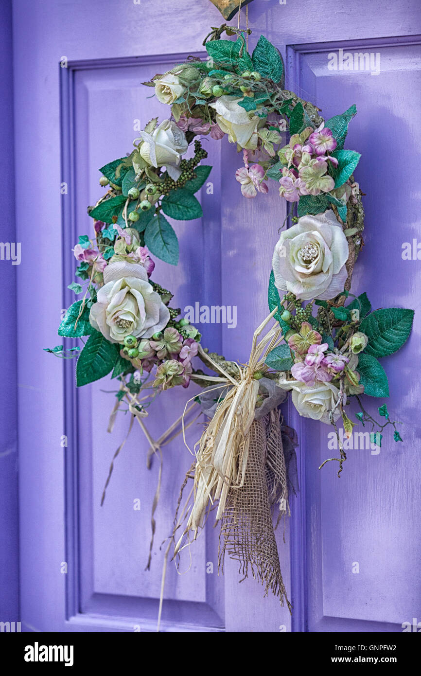 Weiße rose Kranz auf eine lila farbige Haustür Stockfoto
