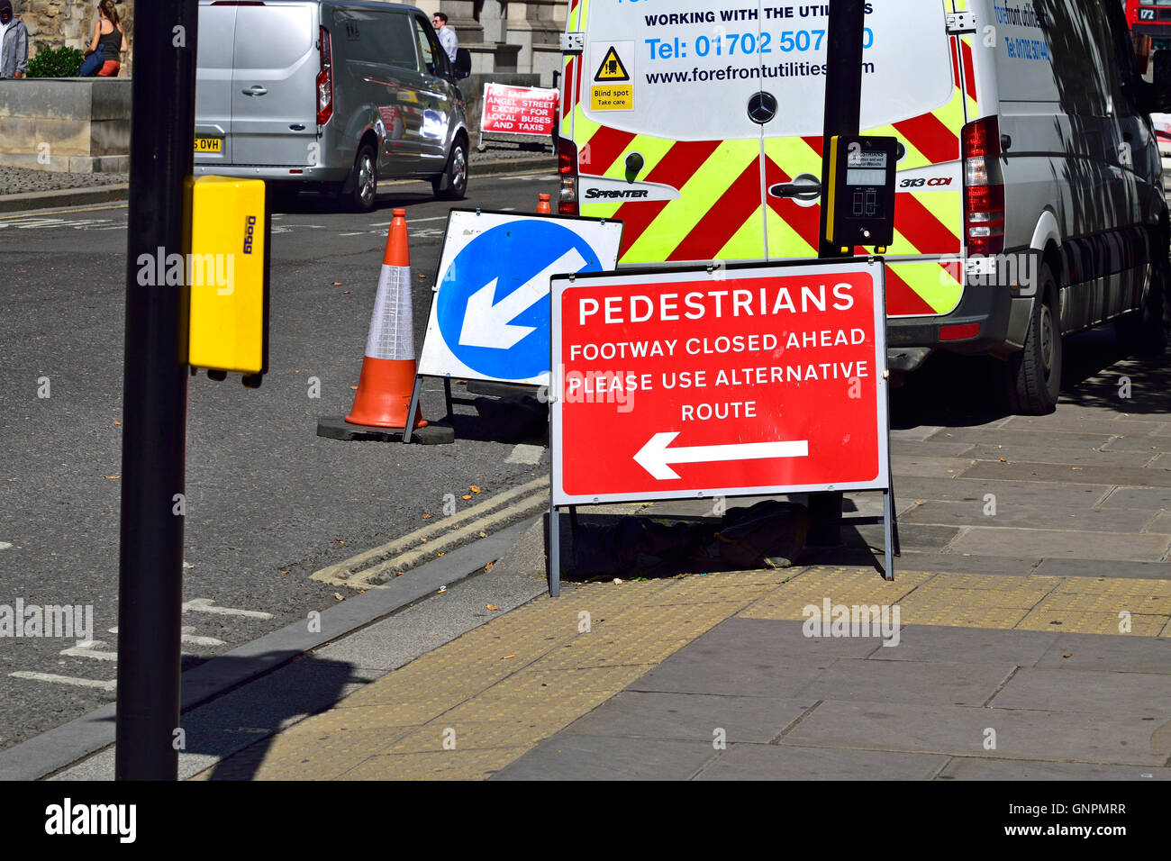 London, England, Vereinigtes Königreich. Schild Warnung der Bürgersteig für Fußgänger während Baustellen geschlossen Stockfoto